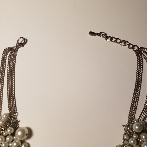 Vintage White Pearl and Silvertone Chains Bib Necklace - Picture 6 of 10